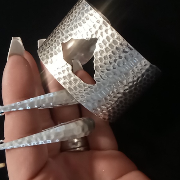 Cuff bracelet & matching oval hoop earrings hammered . Silver plated - Picture 2 of 8